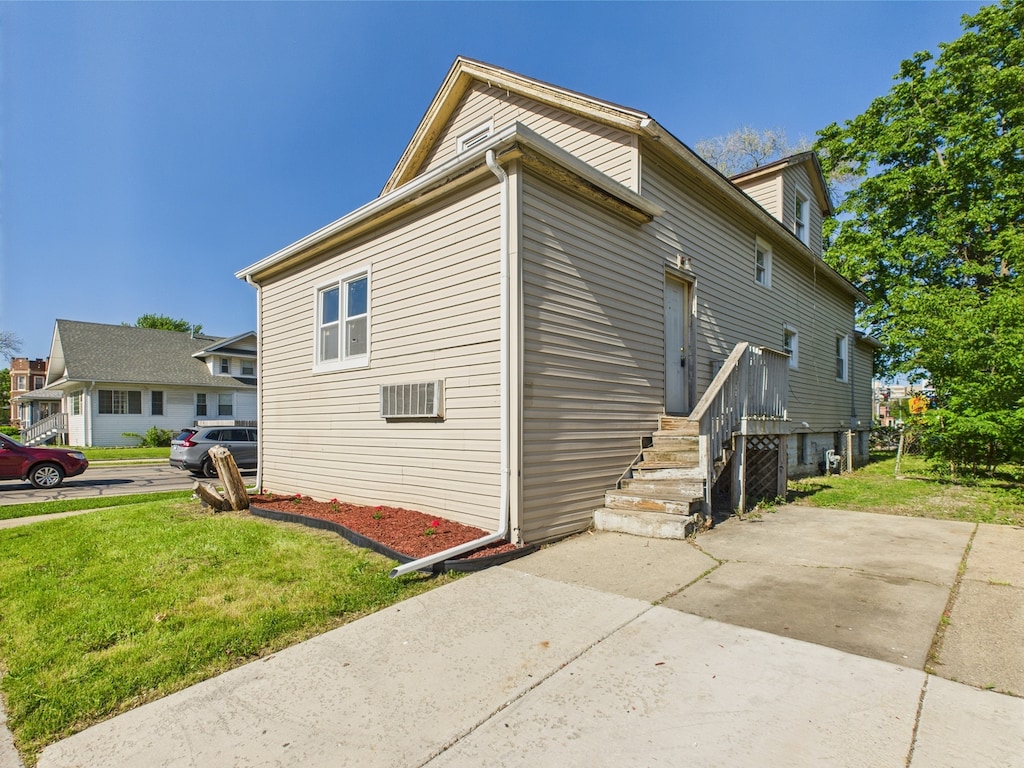 601 S 6th Ave, Maywood, IL 60153 - view of side of property featuring a yard