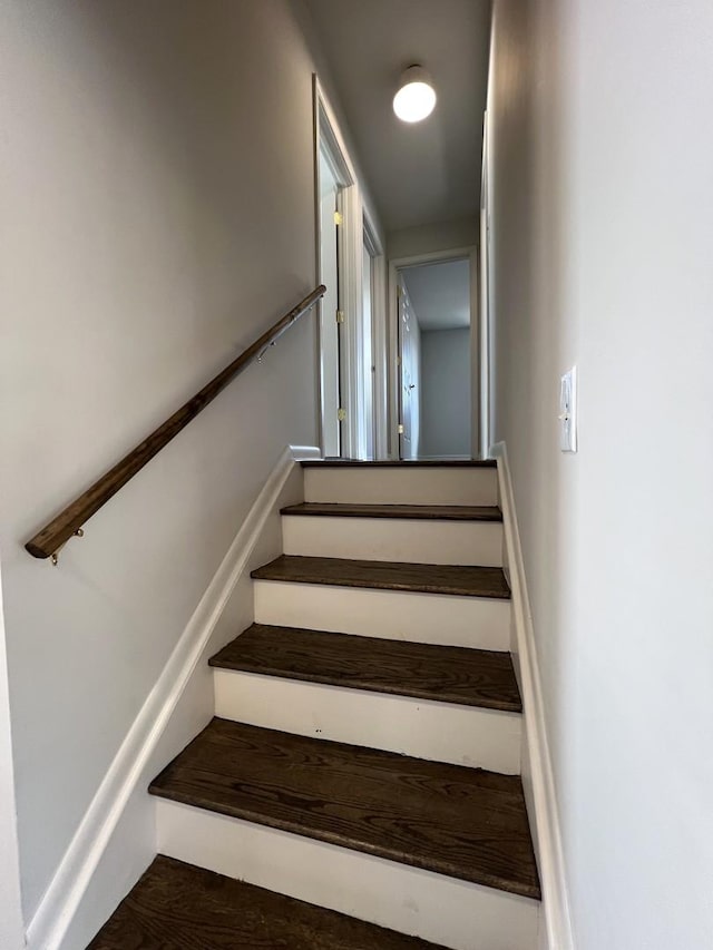 14425 Sanderson Ave, Dolton, IL 60419 - view of staircase