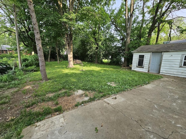 1311 N Neil St, Champaign, IL 61820 - view of green lawn with an outdoor structure