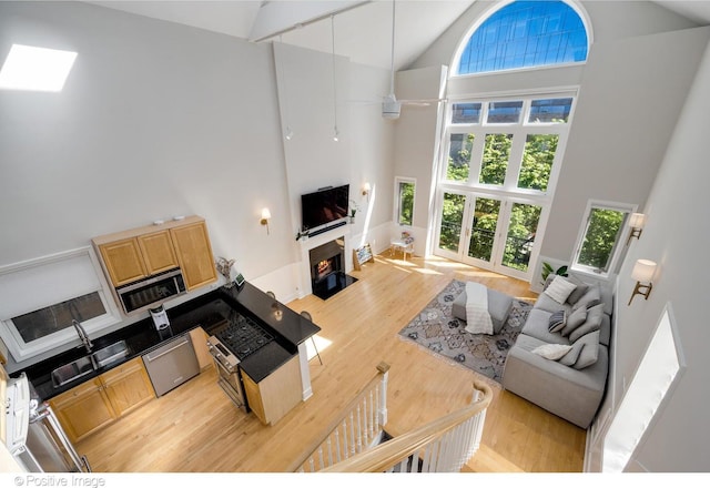 912 W Barry Ave Unit 3, Chicago, IL 60657 - living area with high vaulted ceiling, light wood finished floors, and a fireplace with flush hearth