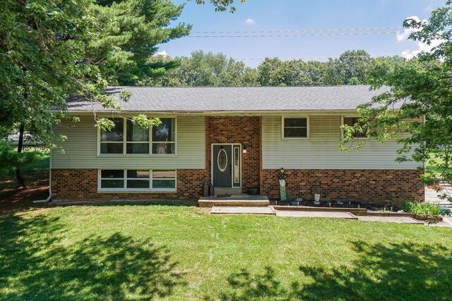 4649 Circle Dr, Heyworth, IL 61745 - split foyer home featuring a front lawn and brick siding
