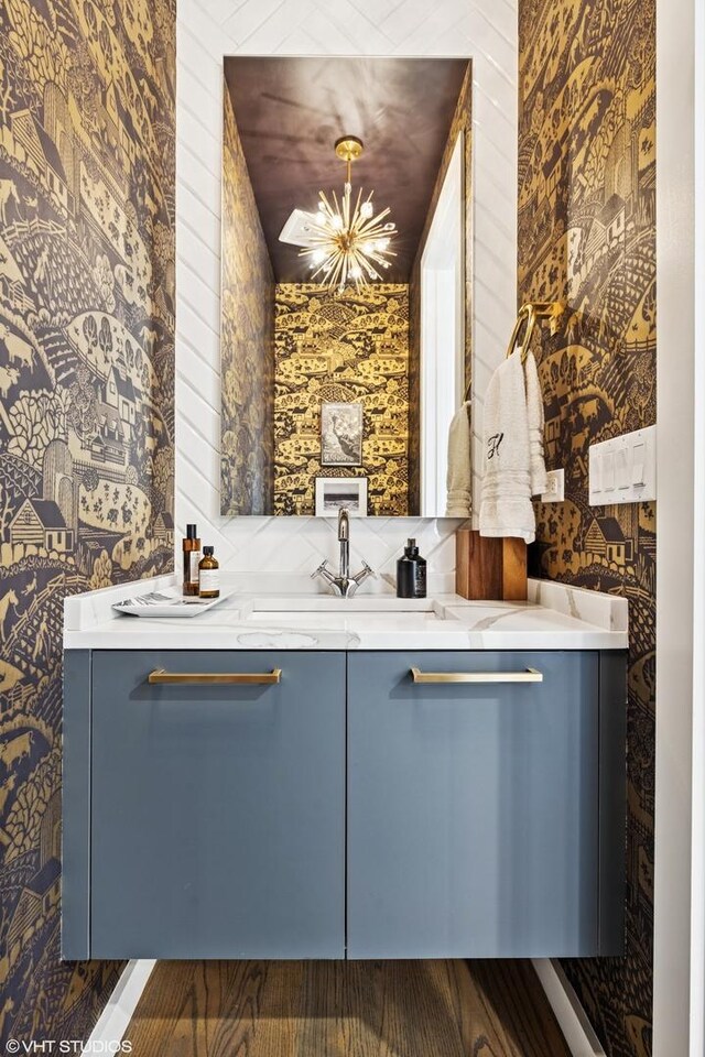 1233 N Paulina St Unit 3N, Chicago, IL 60622 - bar featuring a sink, a chandelier, and wallpapered walls