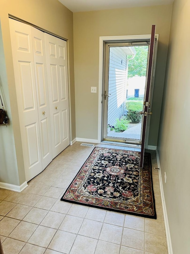 963 Oak Ridge Blvd, Elgin, IL 60120 - entryway featuring light tile patterned floors and baseboards