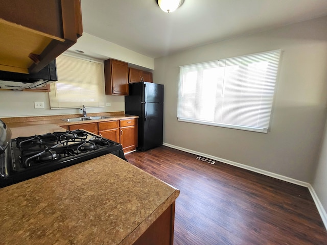 304 Shawnee St, Park Forest, IL 60466 - kitchen with black appliances and dark wood-style flooring