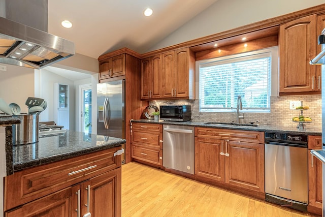 826 Midway Rd, Northbrook, IL 60062 - kitchen with island exhaust hood, stainless steel appliances, a sink, vaulted ceiling, and dark stone counters
