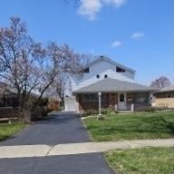 928 S Hillcrest Ave, Elmhurst, IL 60126 - bungalow-style house featuring asphalt driveway