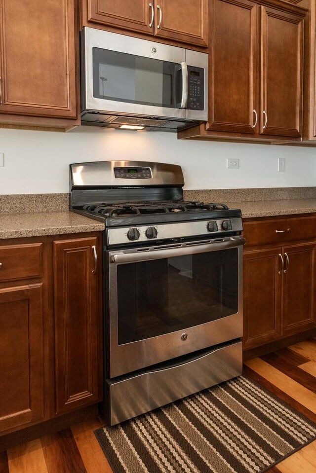 552 Autumn Cir, Pingree Grove, IL 60140 - kitchen with stainless steel appliances and wood finished floors
