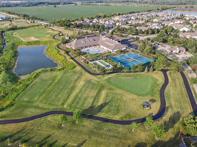 552 Autumn Cir, Pingree Grove, IL 60140 - aerial overview of property's location featuring a nearby body of water, nearby suburban area, and a golf course