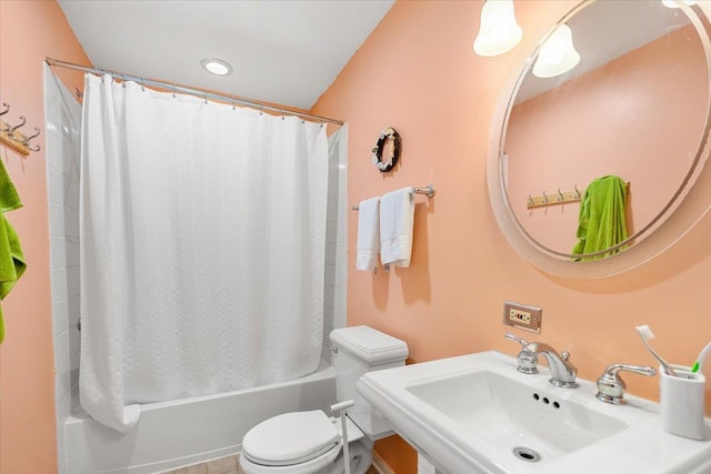 642 Dunham Rd, Gurnee, IL 60031 - full bathroom featuring toilet, shower / bath combo with shower curtain, and a sink
