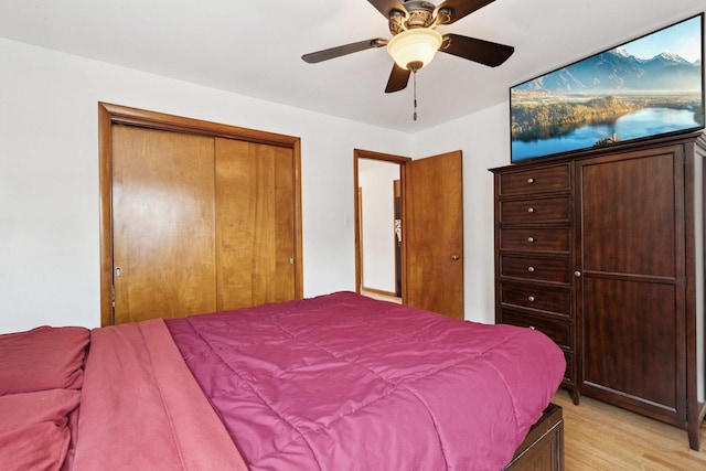 5423 S Rutherford Ave, Chicago, IL 60638 - bedroom with light wood-style flooring, a closet, and ceiling fan