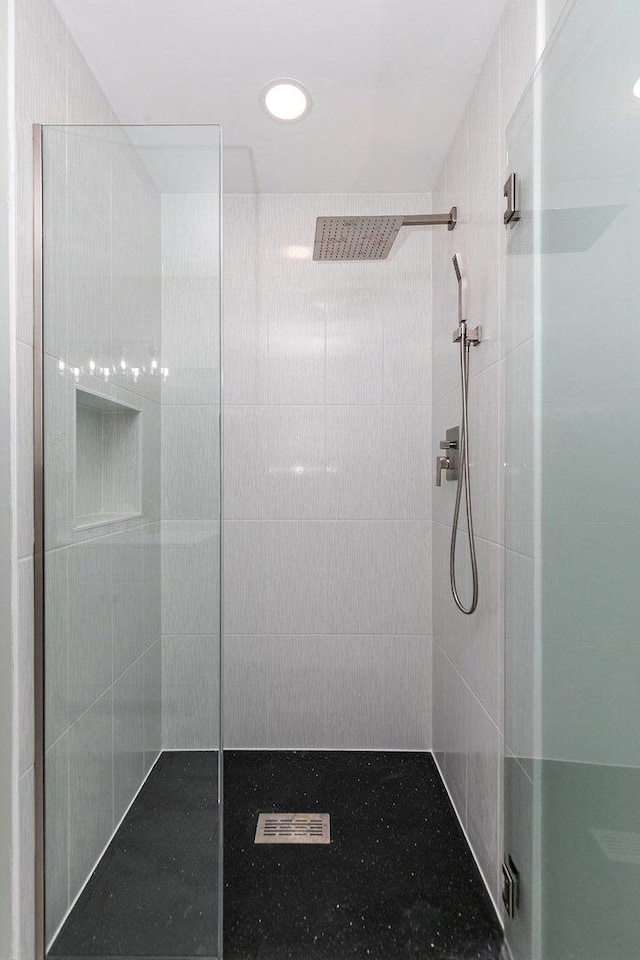 2040 Honey Locust Dr, Algonquin, IL 60102 - full bath featuring tiled shower and recessed lighting