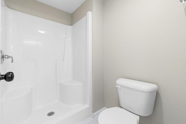 933 Tralee Ct, Gurnee, IL 60031 - bathroom featuring a shower and toilet