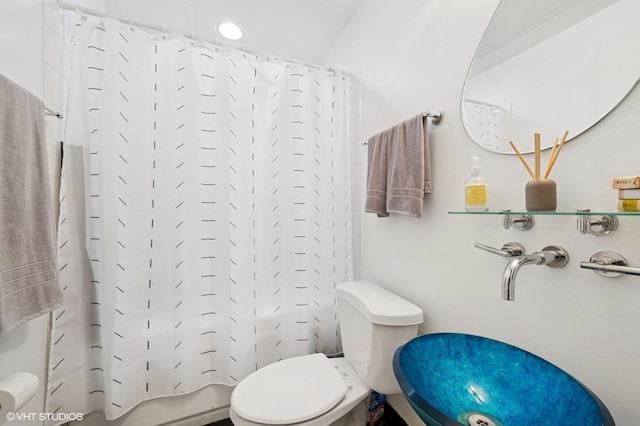 333 W Hubbard St Unit 708, Chicago, IL 60654 - full bath featuring toilet and shower / bath combination with curtain
