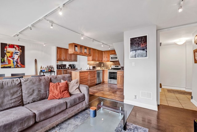 1221 N Dearborn Pkwy Unit 403S, Chicago, IL 60610 - tiled living room with track lighting and baseboards