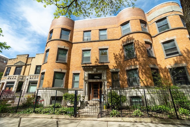 4336 N Kenmore Ave Unit G, Chicago, IL 60613 - view of apartment building / complex with a fenced front yard