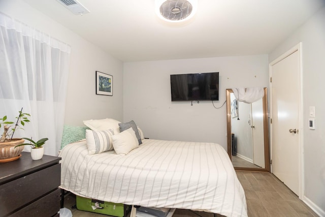 4336 N Kenmore Ave Unit G, Chicago, IL 60613 - bedroom featuring light wood-type flooring and baseboards