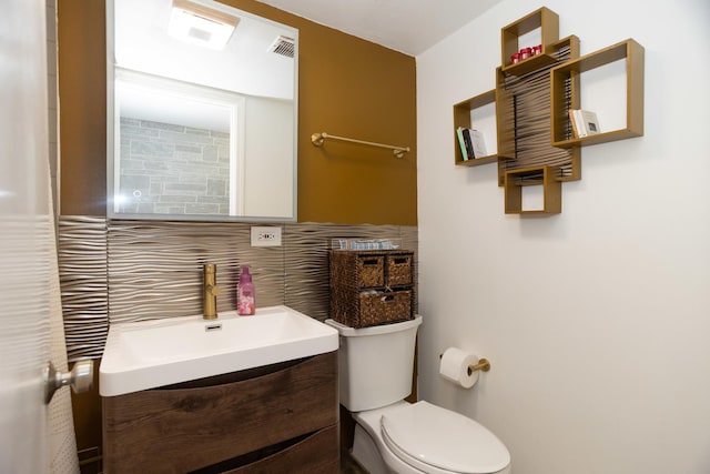 4336 N Kenmore Ave Unit G, Chicago, IL 60613 - bathroom with toilet, vanity, and decorative backsplash
