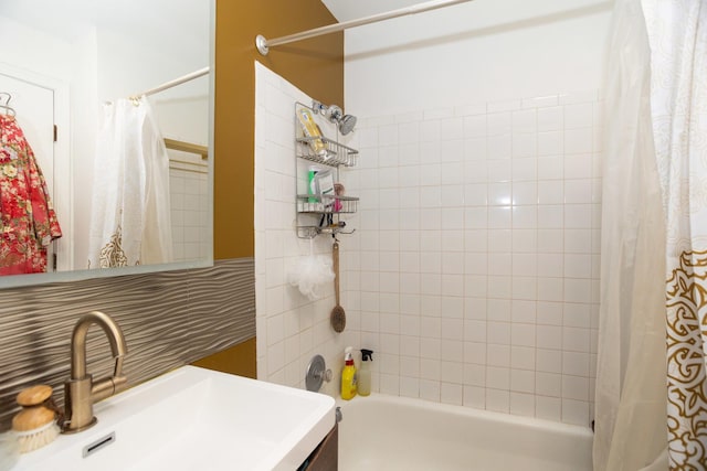 4336 N Kenmore Ave Unit G, Chicago, IL 60613 - full bathroom with shower / tub combo and vanity