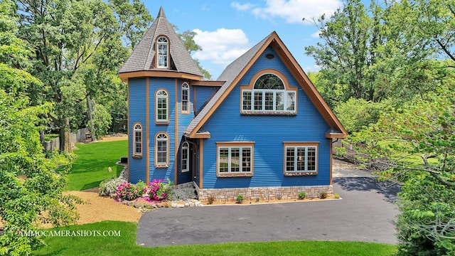 1616 Riverside Ave, Saint Charles, IL 60174 - view of front facade with driveway and a front yard
