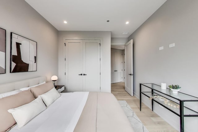 613 N Ogden Ave Unit 4W, Chicago, IL 60642 - bedroom with light wood-style floors, recessed lighting, and a closet