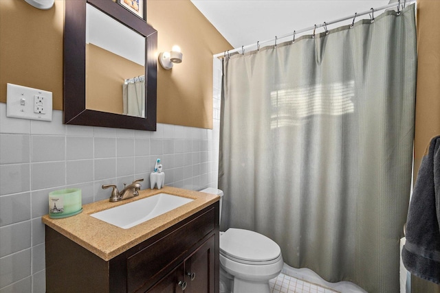 475 S Edison Ave, Elgin, IL 60123 - full bath featuring tile walls, vanity, and a shower with shower curtain