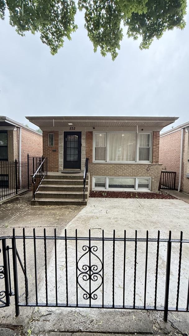 532 W 27th St, Chicago, IL 60616 - ranch-style house with a fenced front yard and brick siding