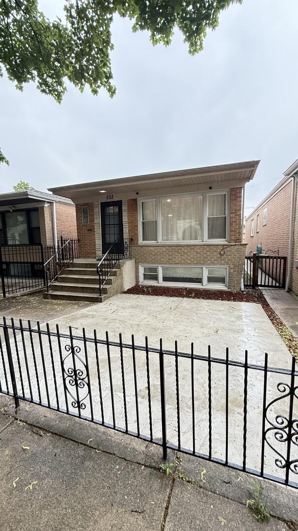 532 W 27th St, Chicago, IL 60616 - view of front of house featuring brick siding and a fenced front yard