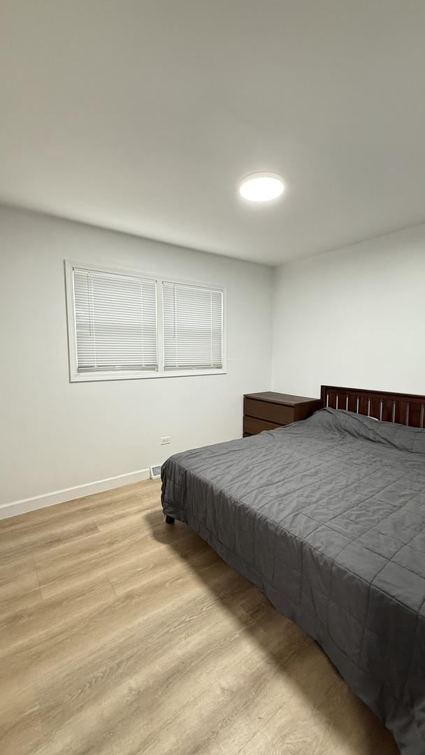 532 W 27th St, Chicago, IL 60616 - bedroom featuring light wood finished floors and baseboards
