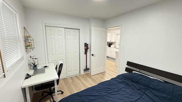 532 W 27th St, Chicago, IL 60616 - bedroom with light wood-style flooring, an office area, and a closet