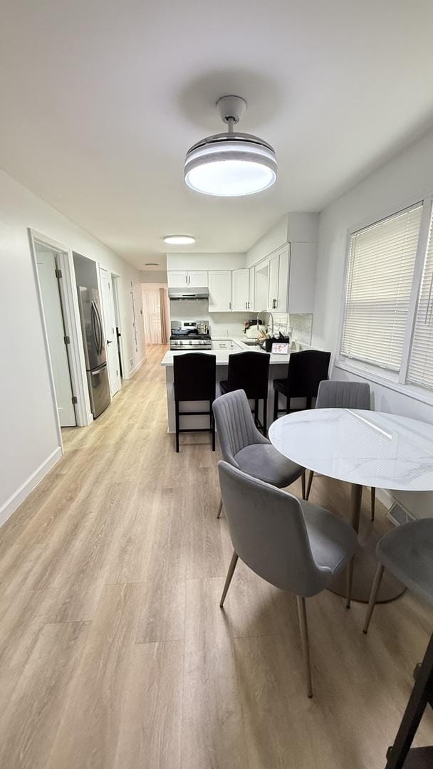 532 W 27th St, Chicago, IL 60616 - dining area with light wood-style flooring and baseboards
