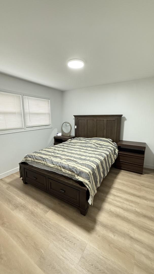 532 W 27th St, Chicago, IL 60616 - bedroom featuring light wood-style floors and baseboards