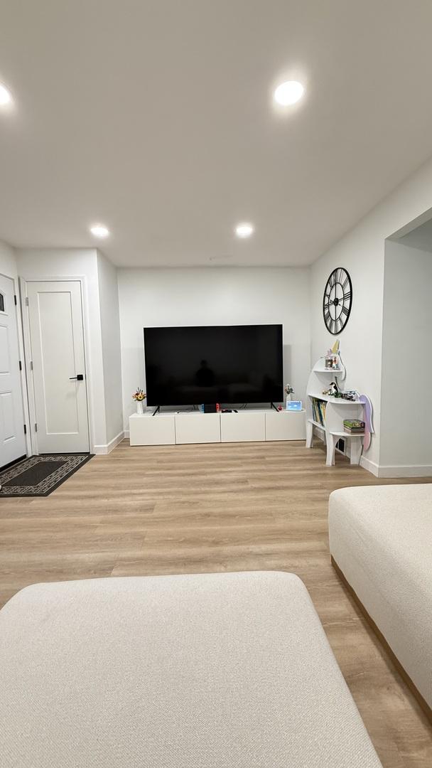 532 W 27th St, Chicago, IL 60616 - living room featuring wood finished floors, recessed lighting, and baseboards