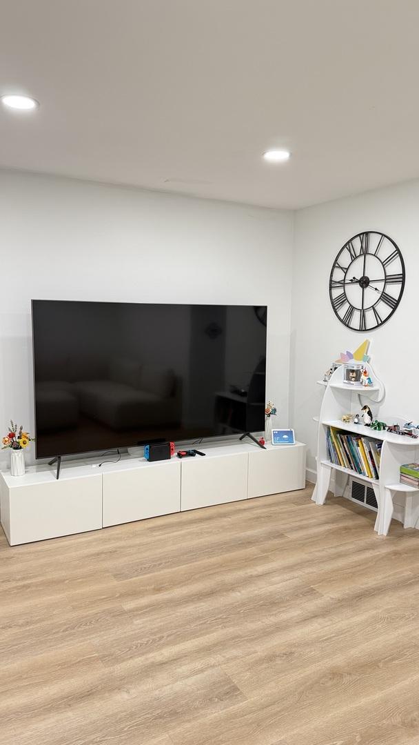 532 W 27th St, Chicago, IL 60616 - living area with wood finished floors and recessed lighting