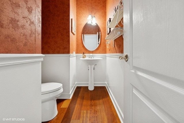 2746 Middleton Ct, Aurora, IL 60503 - bathroom featuring wood finished floors, toilet, and baseboards