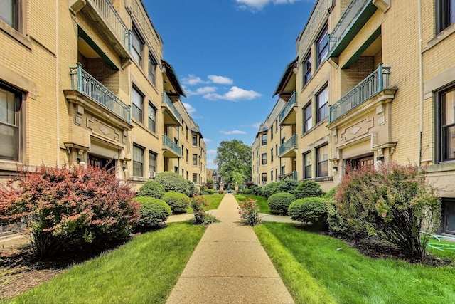 5520 S Cornell Ave Unit 1S, Chicago, IL 60637 - surrounding community with a residential view