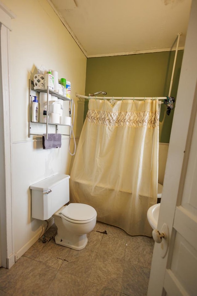 341 S 5th Ave, Kankakee, IL 60901 - bathroom with toilet, shower / bath combo with shower curtain, and crown molding