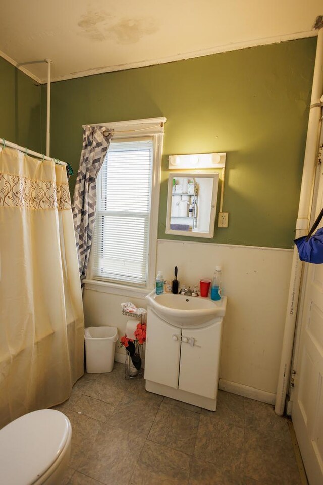 341 S 5th Ave, Kankakee, IL 60901 - full bath featuring vanity, toilet, and curtained shower