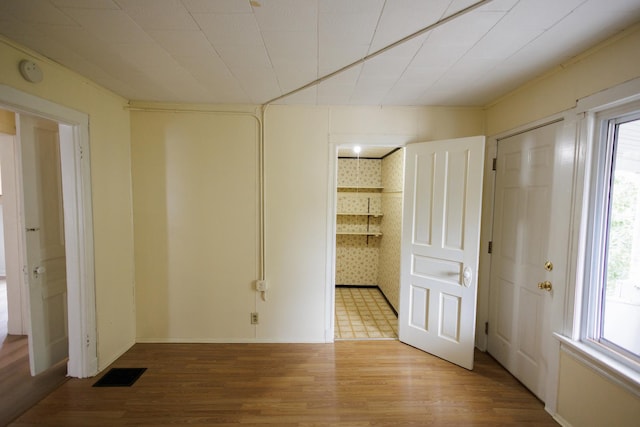 341 S 5th Ave, Kankakee, IL 60901 - foyer entrance with wood finished floors and healthy amount of natural light