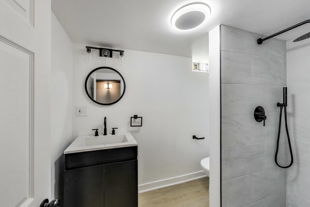 839 N Kildare Ave, Chicago, IL 60651 - full bathroom featuring tiled shower, toilet, vanity, wood finished floors, and baseboards