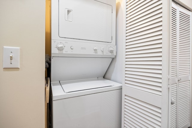 4705 N Campbell Ave Unit 3, Chicago, IL 60625 - laundry area featuring stacked washer and clothes dryer
