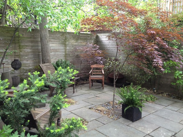 2040 W Shakespeare Ave, Chicago, IL 60647 - fenced backyard with a patio