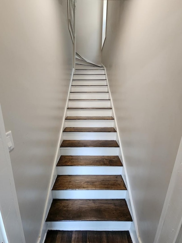 1332 S Lawndale Ave, Chicago, IL 60623 - entryway featuring dark wood-style floors