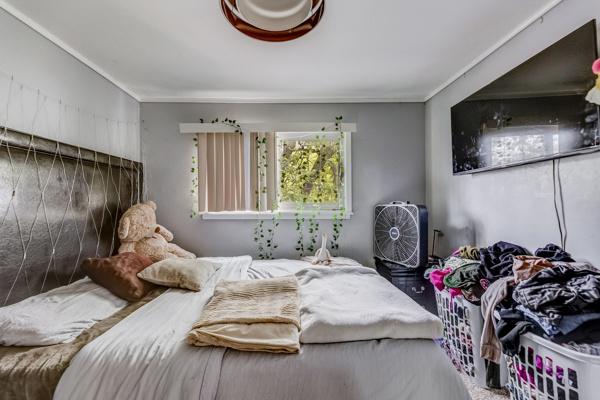 426 Greentree Ln, Bolingbrook, IL 60440 - bedroom with ornamental molding