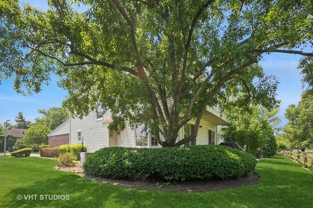 30 W Wimbolton Dr Unit 30, Mount Prospect, IL 60056 - view of side of home with a yard