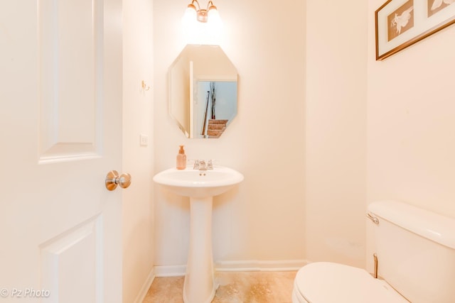 336 Sype Dr, Carol Stream, IL 60188 - bathroom with toilet, a sink, baseboards, and tile patterned flooring