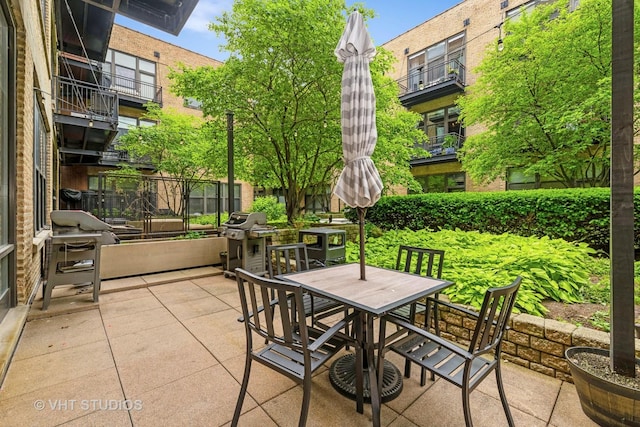 1040 W Adams St Unit 365, Chicago, IL 60607 - view of patio / terrace featuring outdoor dining area and a grill