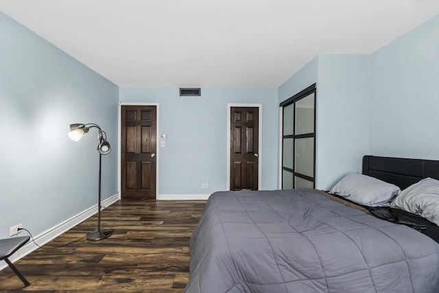 6301 N Sheridan Rd Unit 18E, Chicago, IL 60660 - bedroom with dark wood-style flooring and baseboards