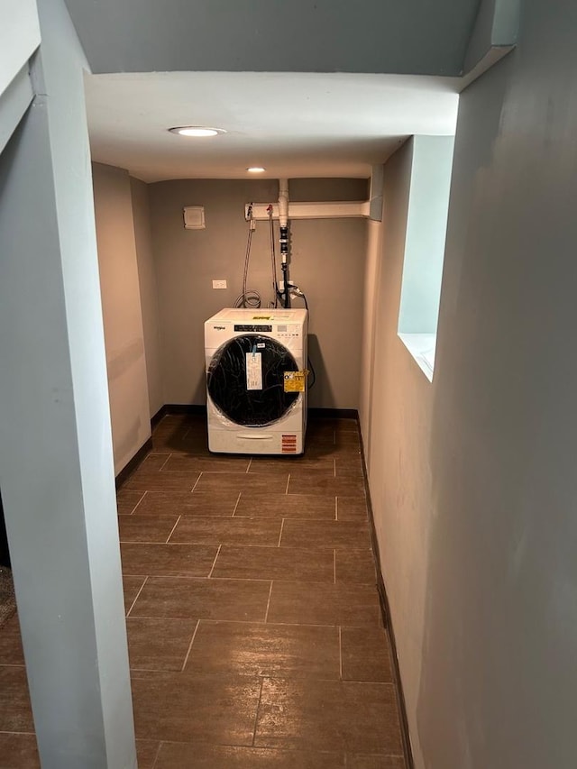 904 Johnson St, Streator, IL 61364 - laundry area featuring washer / dryer, wood tiled floors, and baseboards