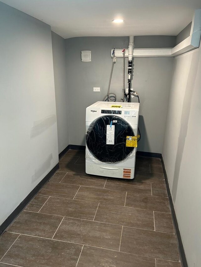 904 Johnson St, Streator, IL 61364 - laundry room with washer / dryer, wood tiled floors, and baseboards