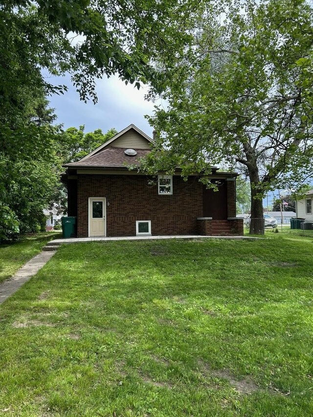 904 Johnson St, Streator, IL 61364 - view of home's exterior featuring a yard